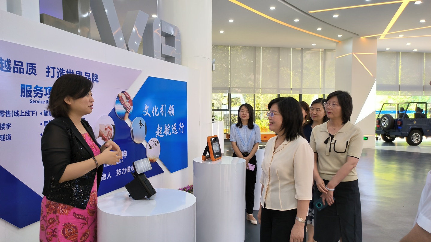 7月13日，省婦聯(lián)黨組書記、主席楊曉曼一行到全國巾幗建功先進(jìn)集體--成威科技調(diào)研3.jpg